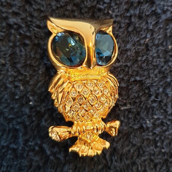 ✨ 1.75’’ Vintage Elegance Blue Crystal Gold Tone Owl Brooch ✨ - Picture 9 of 12